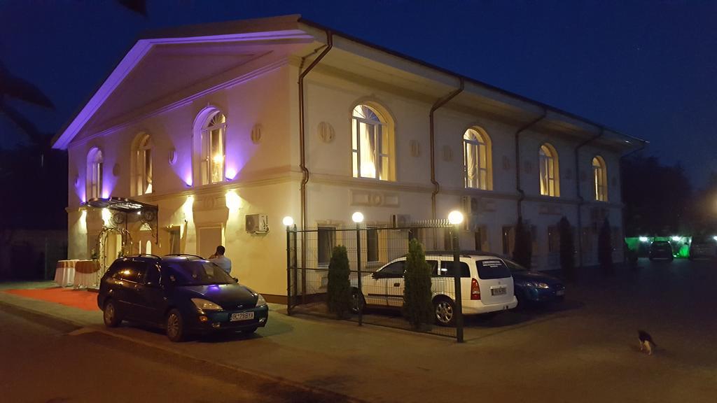 Pensiunea Romeo Tecuci Экстерьер фото